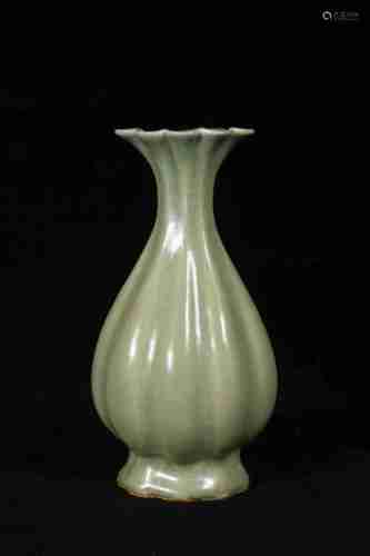 A CHINESE LONGQUAN CELADON GLAZED PORCELAIN VASE