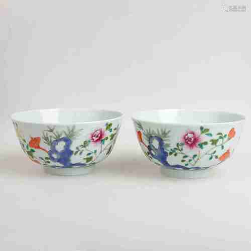 A PAIR OF CHINESE FAMILLE ROSE PORCELAIN BOWLS IN THE 19TH CENTURY