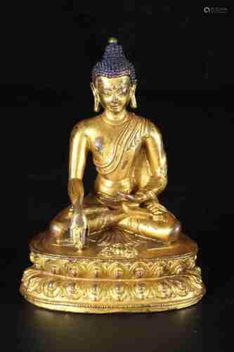 A CHINESE GILT BRONZE BUDDHA STATUE