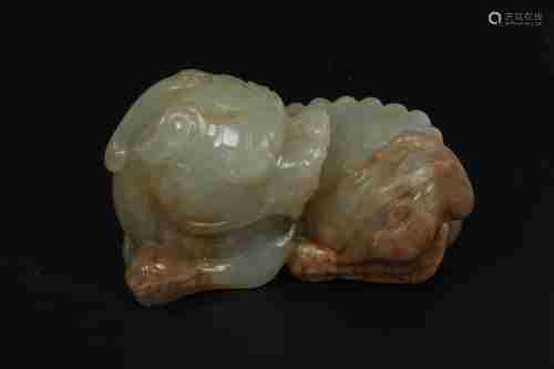 A CHINESE HETIAN JADE STATUE OF A RECUMBENT LION, QING DYNASTY