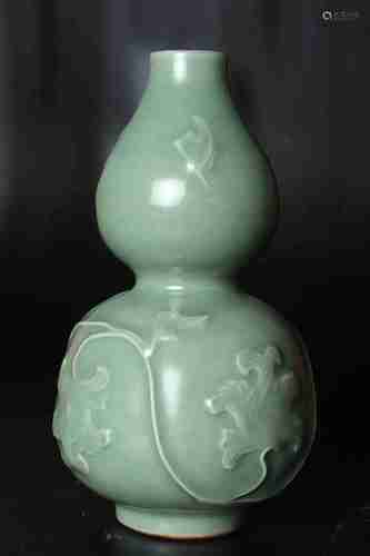 A CHINESE LONGQUAN CELADON GLAZED GOURD-SHAPED VASE, MING DYNASTY