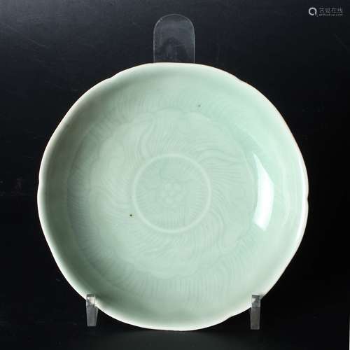 A CHINESE CELADON GLAZED FOLIATE-RIM PLATE, QIANLONG PERIOD