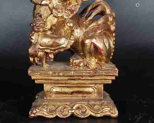 A PAIR OF CHINESE WOODEN LION STATUES PAINTED WITH GOLD, QING DYNASTY