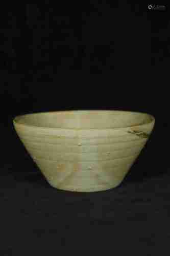 A CHINESE YUE KILN CELADON PORCELAIN BOWL, SONG DYNASTY