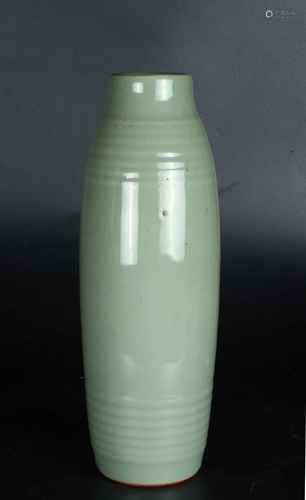 A CHINESE LONGQUAN CELADON GLAZED OLIVE-SHAPED VASE