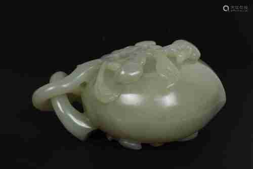 A CHINESE HETIAN JADE PEACH-SHAPED LIDDED BOX, QING DYNASTY