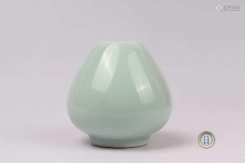 豆青釉水呈 A celadon glazed waterpot