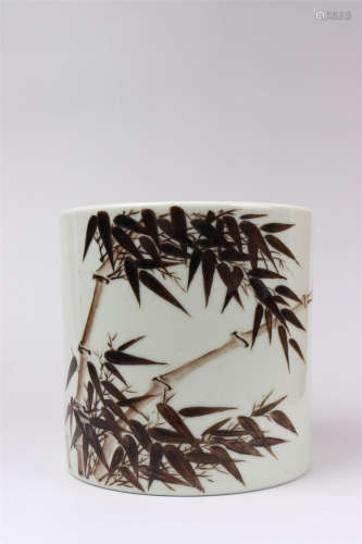墨竹题诗纹笔筒 A bamboo calligraphy brush pot
