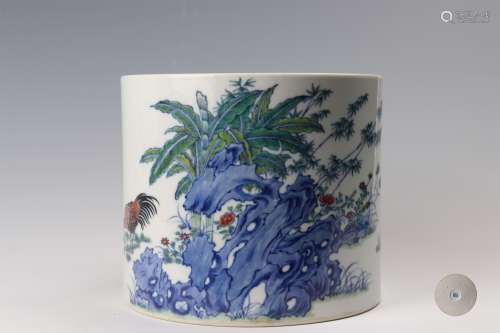 斗彩花鸟纹笔筒 A Doucai brushpot painted with birds and flowers