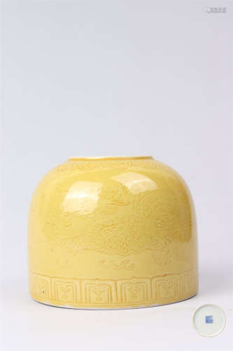 黄釉暗刻龙纹水呈 An incised yellow waterpot