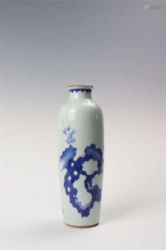青花花卉纹桶瓶 A blue and white vase
