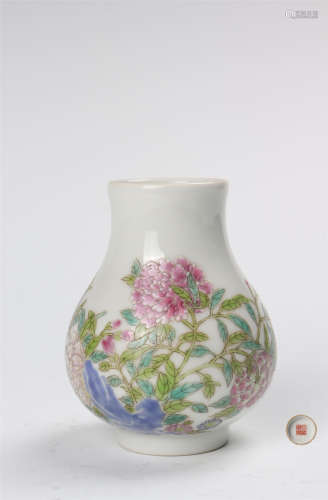 粉彩花卉纹尊 A famille rose zun vase painted with flowers