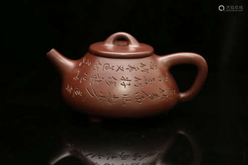 石瓢紫砂壶 A Yixing teapot