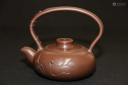 提梁紫砂壶 A Yixing teapot