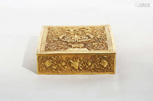 银鎏金盖盒 A gilded silver lidded box