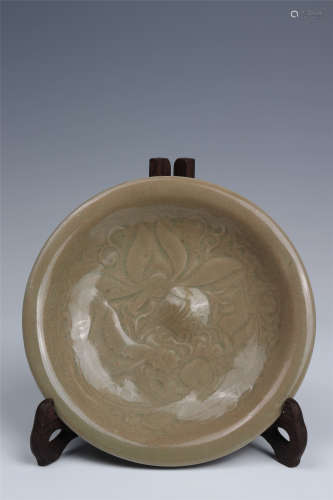 耀州窑刻花盘 A Yaozhou incised flower dish