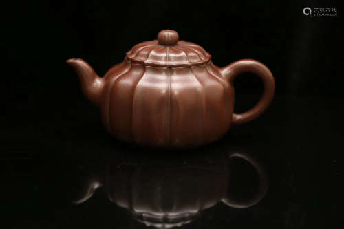 筋纹紫砂壶 A Yixing Teapot