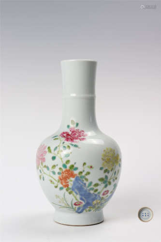 粉彩花卉纹长颈瓶 A famile rose vase painted with flowers