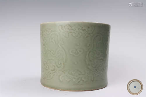 豆青釉笔筒 A celadon glazed brush pot