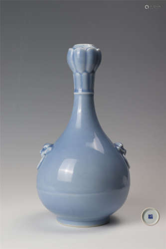 单色釉蒜头瓶 A monochrome garlic head vase
