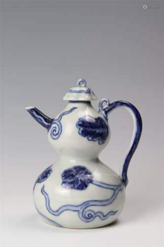 青花花卉纹执壶 A blue and white wine vessel painted with flowers