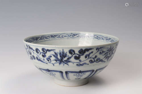 青花缠枝莲纹碗 A blue and white us bowl