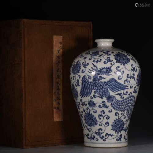 青花缠枝莲凤纹梅瓶 A blue and white meiping vase painted with us flower and phoenix