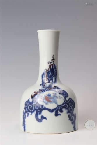青花花鸟纹长颈瓶 A blue and white flower and birds vase