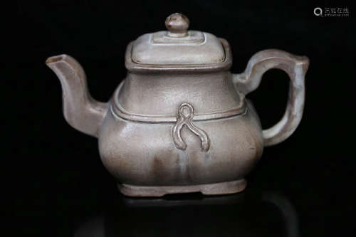 紫砂壶 A Yixing teapot