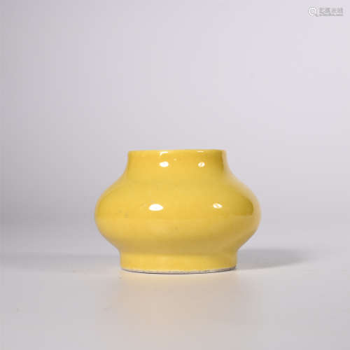 Qing Yongzheng yellow glazed small pot