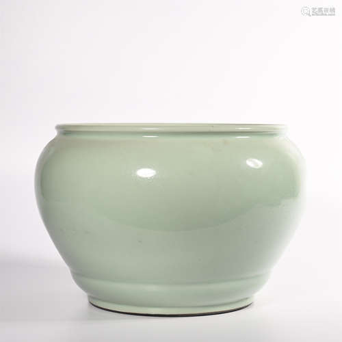 Qing Dynasty Yongzheng powder blue glaze pot