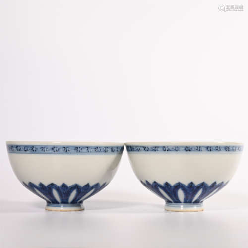 A pair of blue and white chicken heart bowls in Ming Dynasty