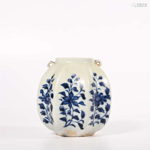 Small pot with blue and white flower pattern in Yuan Dynasty
