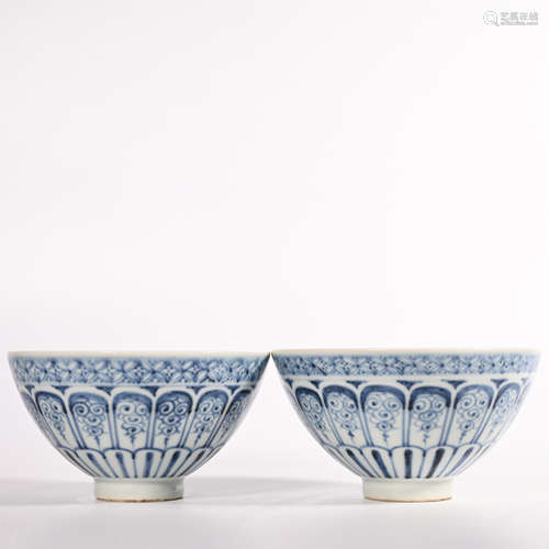 A pair of blue and white bowls in Ming Dynasty