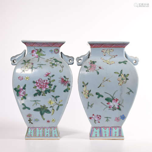 A pair of double ear bottles with famille rose pattern in Qing Dynasty