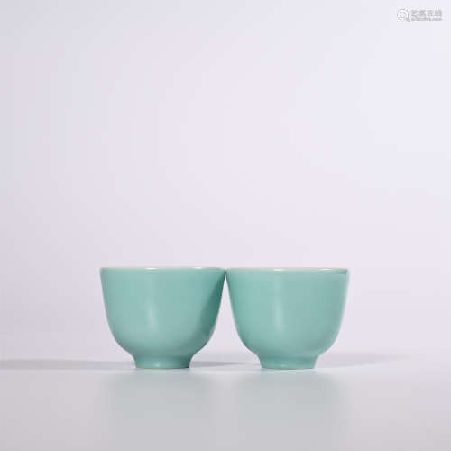 A pair of Songshi green glazed cups in Kangxi period of Qing Dynasty