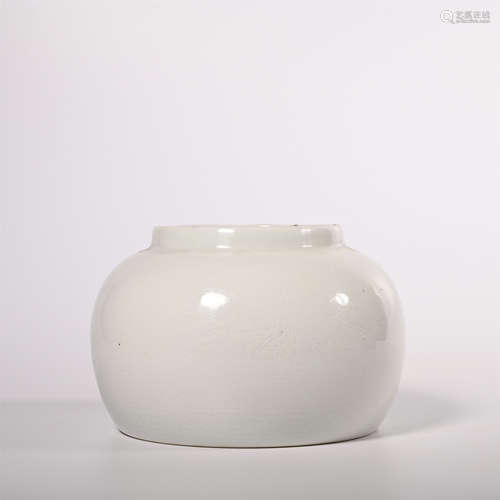 Ming Yongle sweet white glaze dark carved dragon design pot