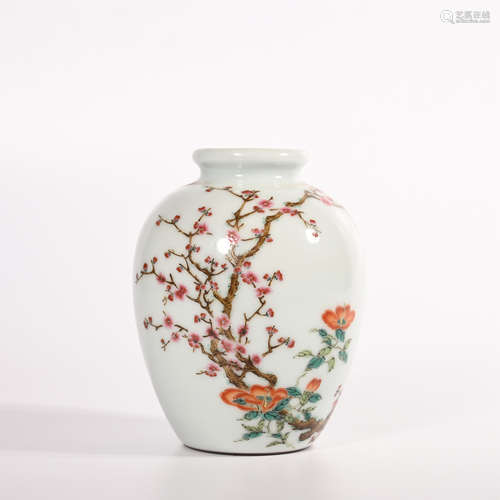 Qing Dynasty Qianlong small pot with pastel flower pattern