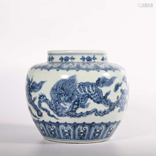 Blue and white lion embroidered ball pot in Xuande of Ming Dynasty