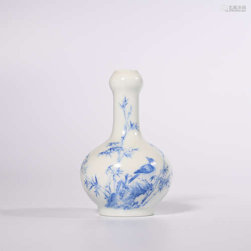 Qing Dynasty Qianlong blue and white vase