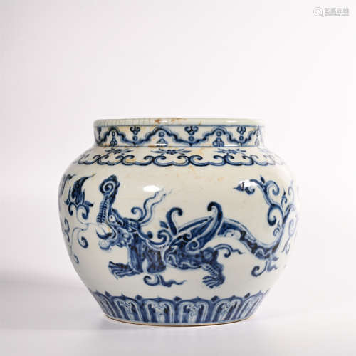 Ming Xuande blue and white dragon pot