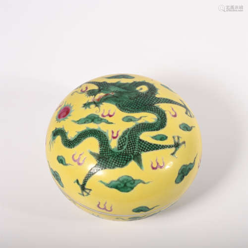 Qing Dynasty Qianlong yellow bottom green color dragon pattern cover box