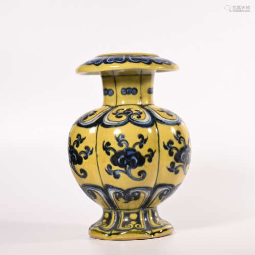 Ming Xuande blue and white bottle with yellow background