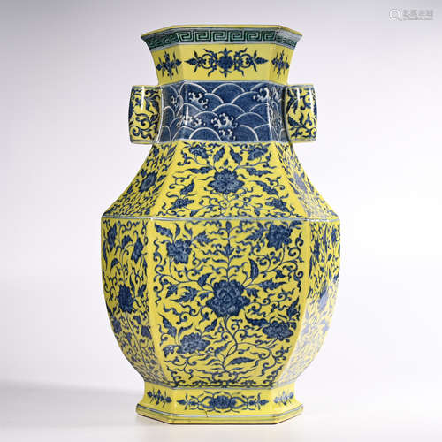 Qing Dynasty Yongzheng yellow bottom blue and white double eared vase with lotus pattern