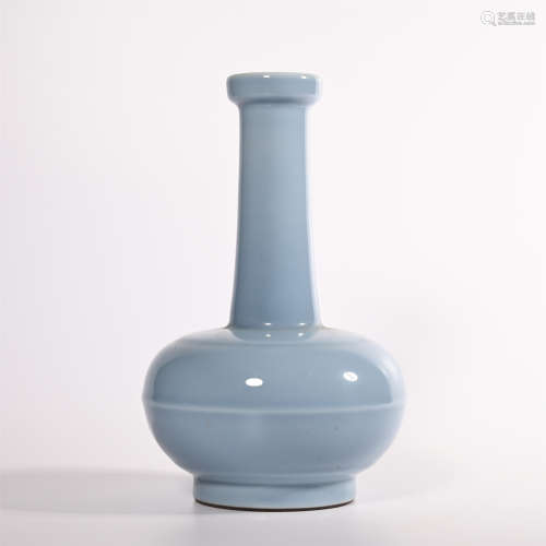 Qing Dynasty Qianlong sky blue glaze bottle