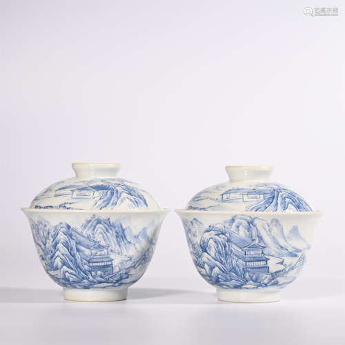 A pair of blue and white covered bowls in Qianlong period of Qing Dynasty