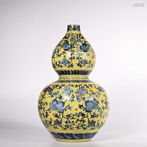 Qing Dynasty Qianlong yellow bottom blue and white calabash bottle with lotus pattern