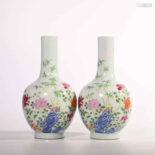 A pair of vase with flower pattern in Yongzheng of Qing Dynasty