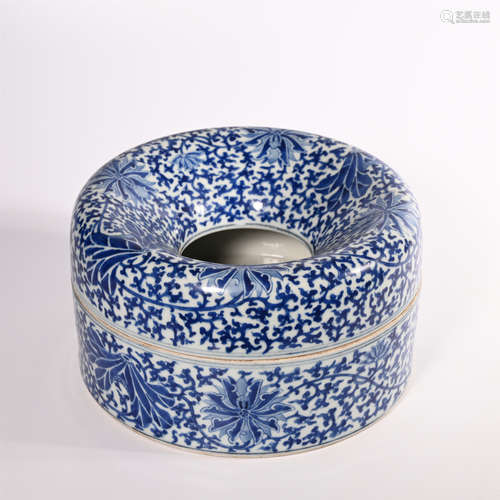 Qing Guangxu blue and white lotus covered box