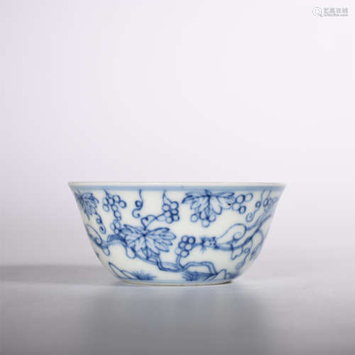 Ming Chenghua blue and white grape cup